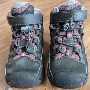 Keen
Targhee Mid Waterproof Hiking Boots